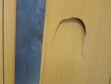ドアの破れ補修