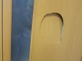 ドアの破れ補修