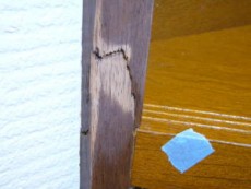 階段の笠木の傷です