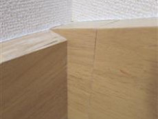 階段ササラ板のジョイント部分を補修