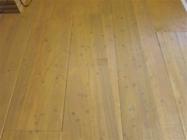 家電製品クッション材による床の色落ち補修