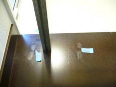 階段の踊り場のビス穴