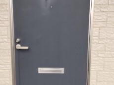 アパートの玄関扉