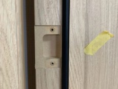 ドア枠ラッチ金具穴埋め