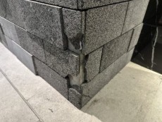 マンションエントランス石材割れ
