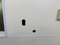 工場壁 配線穴補修