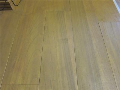 家電製品クッション材による床の色落ち補修