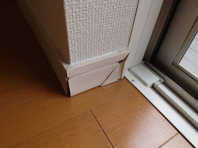 掃き出し窓前の巾木