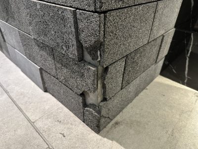 マンションエントランス石材割れ